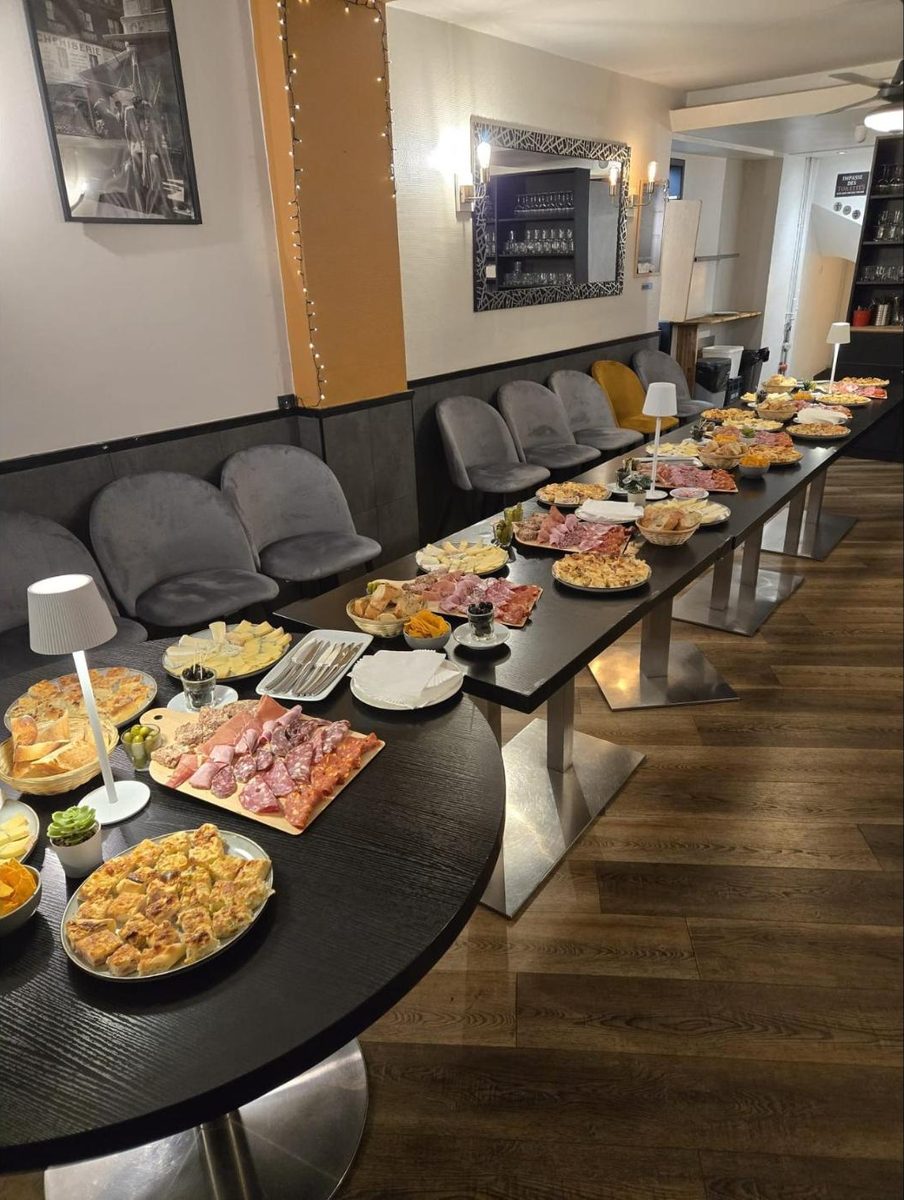 Buffet de charcuteries, fromages et pièces salées dressé sur les tables du Bruegel