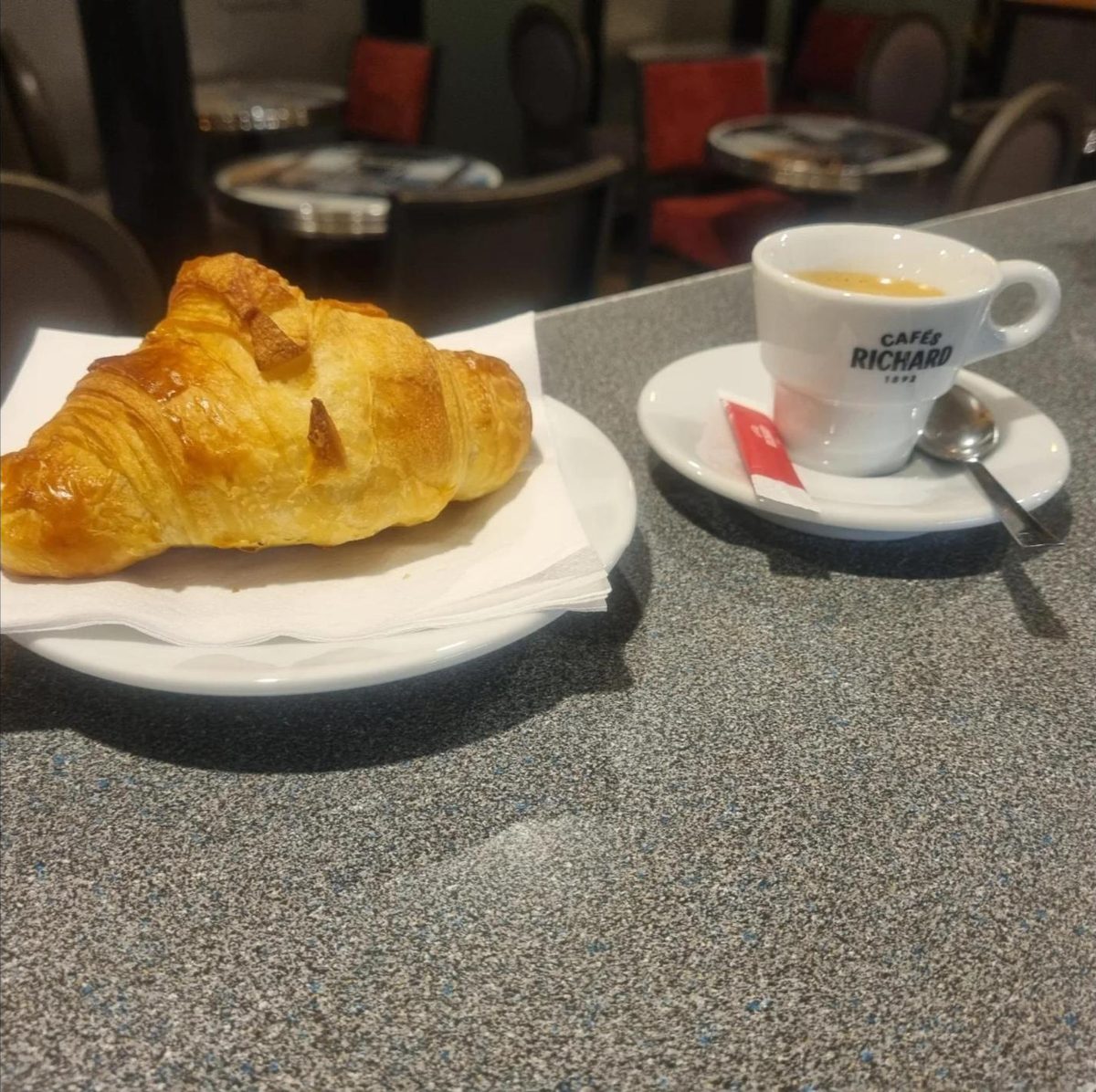 Café et croissant servis au comptoir le matin