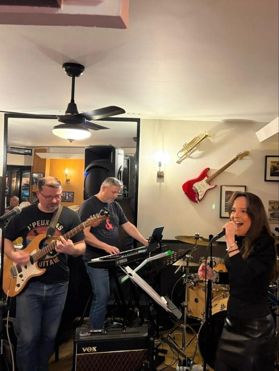 Groupe de musique jouant en live dans la salle du Bruegel