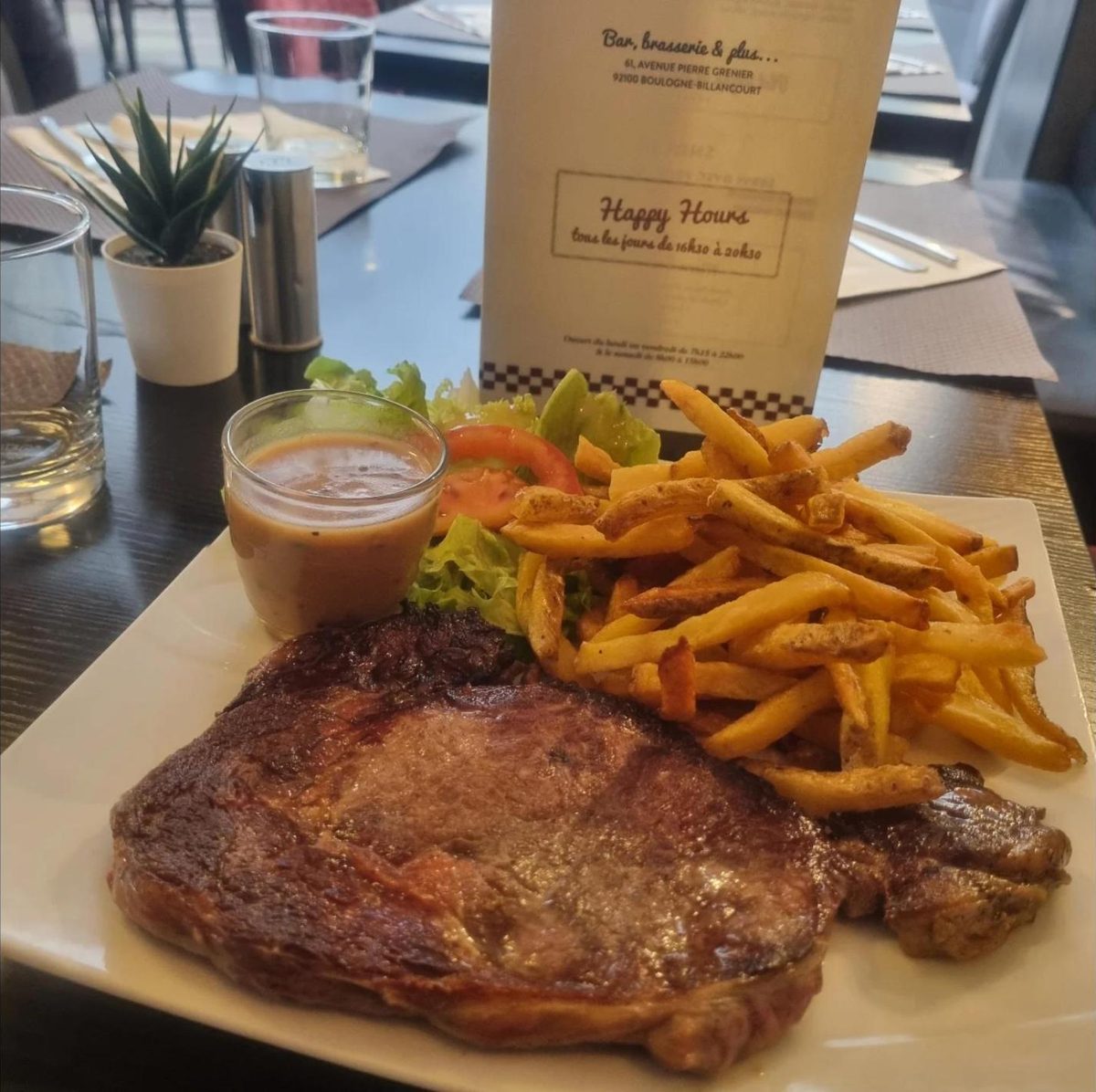 Entrecôte grillée servie avec des frites maison