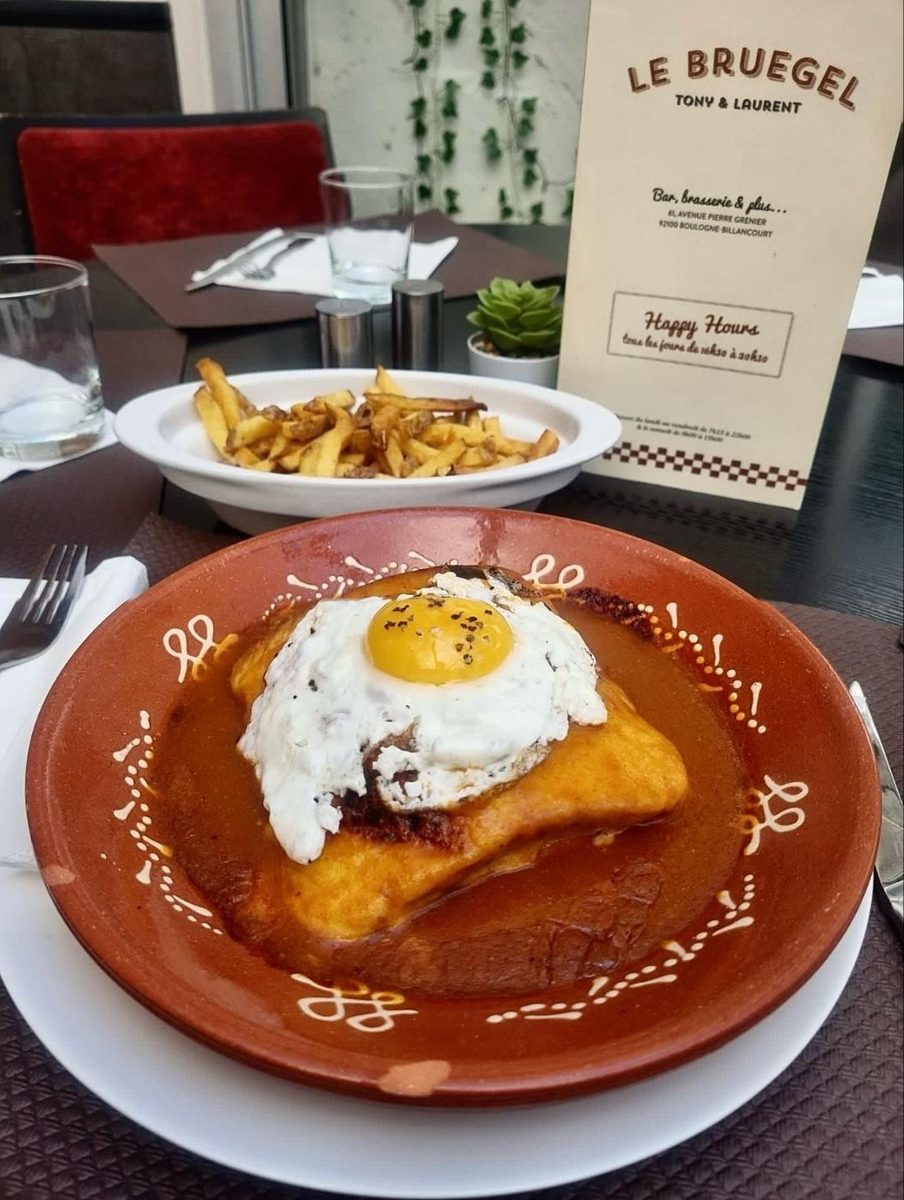 Francesinha, sandwich portugais gratiné à la sauce et œuf au plat