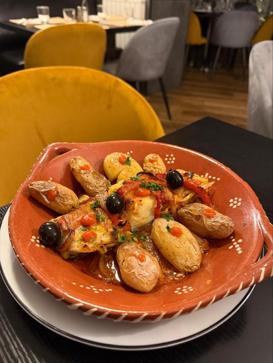 Poisson à la portugaise avec pommes de terre grenaille, poivrons et olives