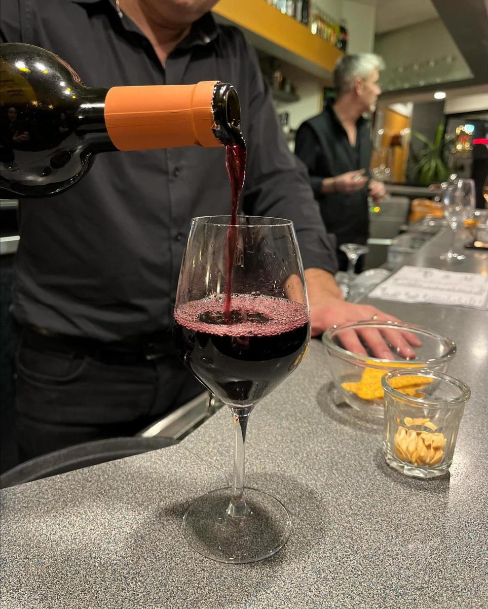 Service d'un verre de vin rouge au comptoir