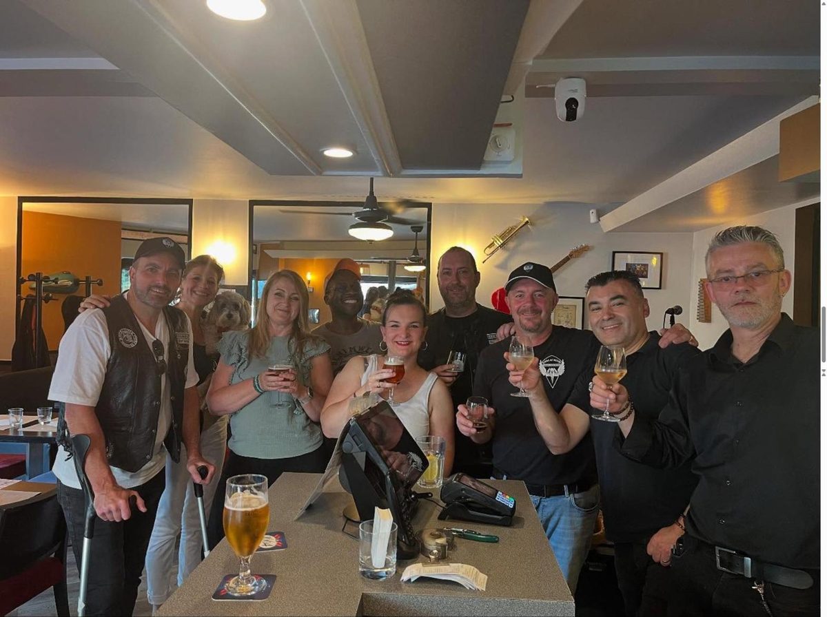 Clients trinquant au bar du Bruegel lors d'une soirée