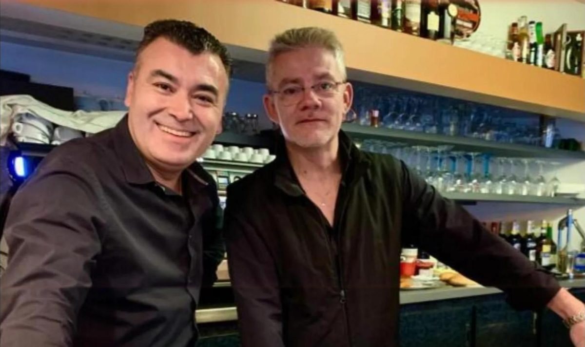 Tony et Laurent, gérants du Bruegel, derrière le bar